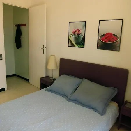 Maison Lumineuse Et Spacieuse Avec Jardin Arbore